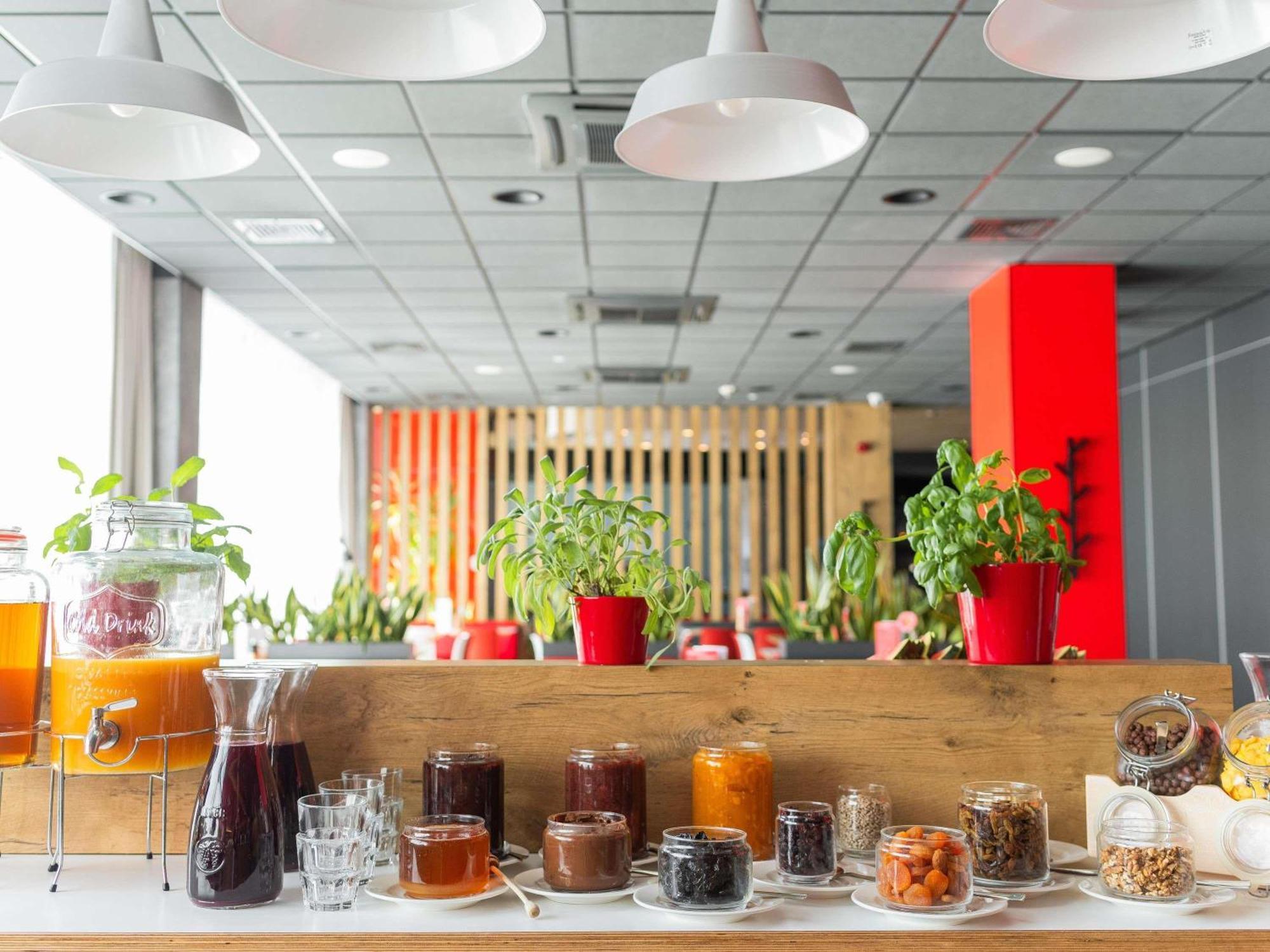 Ibis Poznan Polnoc 호텔 수치 라스 외부 사진